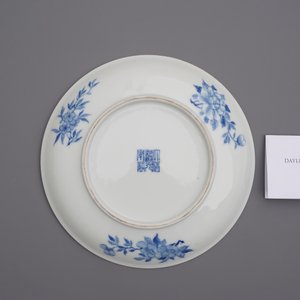 Une assiette en porcelaine de Chine en bleu et blanc à décor de poissons, marque de Daoguang, République — photo 4