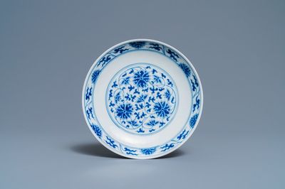 Une assiette en porcelaine de Chine en bleu et blanc à décor de rinceaux de lotus, marque et époque de Guangxu