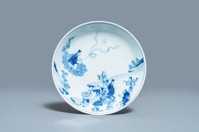 Une assiette en porcelaine de Chine en bleu et blanc à décor d'immortels, marque et époque de Yongzheng