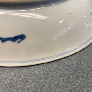 Une assiette en porcelaine de Chine en bleu et blanc à décor d'immortels, marque et époque de Yongzheng — photo 11