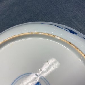 Une assiette en porcelaine de Chine en bleu et blanc à décor d'immortels, marque et époque de Yongzheng — photo 13