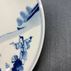 Une assiette en porcelaine de Chine en bleu et blanc à décor d'immortels, marque et époque de Yongzheng — photo 5