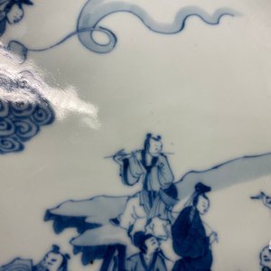 Une assiette en porcelaine de Chine en bleu et blanc à décor d'immortels, marque et époque de Yongzheng — photo 8