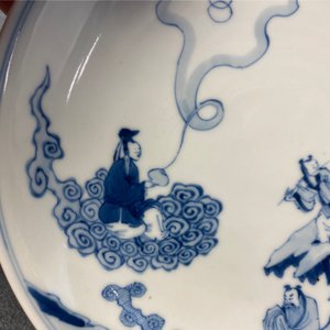 Une assiette en porcelaine de Chine en bleu et blanc à décor d'immortels, marque et époque de Yongzheng — photo 9
