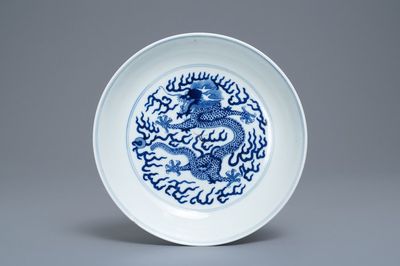 Une assiette en porcelaine de Chine en bleu et blanc à décor d'un dragon, marque et époque de Guangxu