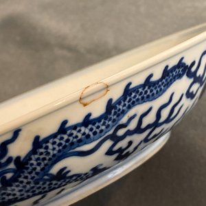 Une assiette en porcelaine de Chine en bleu et blanc à décor d'un dragon, marque et époque de Guangxu — photo 3
