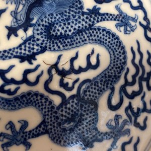 Une assiette en porcelaine de Chine en bleu et blanc à décor d'un dragon, marque et époque de Guangxu — photo 5
