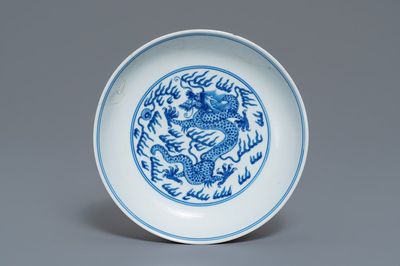 Une assiette en porcelaine de Chine en bleu et blanc à décor d'un dragon, marque et époque de Qianlong