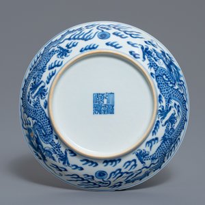 Une assiette en porcelaine de Chine en bleu et blanc à décor d'un dragon, marque et époque de Qianlong — photo 2