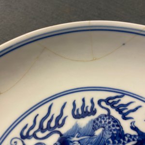 Une assiette en porcelaine de Chine en bleu et blanc à décor d'un dragon, marque et époque de Qianlong — photo 3