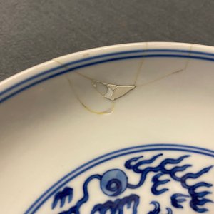 Une assiette en porcelaine de Chine en bleu et blanc à décor d'un dragon, marque et époque de Qianlong — photo 5