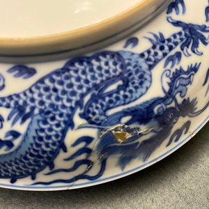Une assiette en porcelaine de Chine en bleu et blanc à décor d'un dragon, marque et époque de Qianlong — photo 6