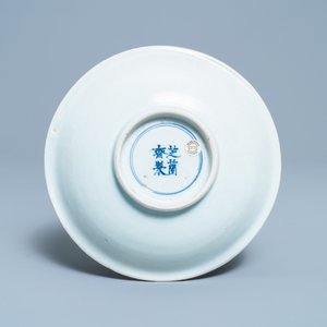 Une assiette en porcelaine de Chine en bleu et blanc à décor d'un qilin, Shunzhi — photo 2