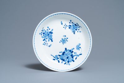 Une assiette en porcelaine de Chine en bleu et blanc à décor floral, marque et époque de Guangxu