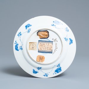 Une assiette en porcelaine de Chine en bleu et blanc, ancienne collection Auguste le Fort, Kangxi — photo 2