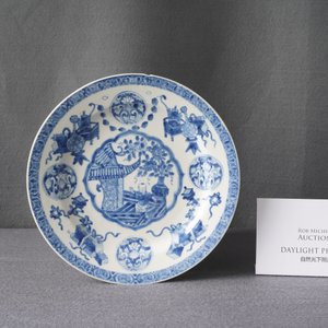 Une assiette en porcelaine de Chine en bleu et blanc, ancienne collection Auguste le Fort, Kangxi — photo 3