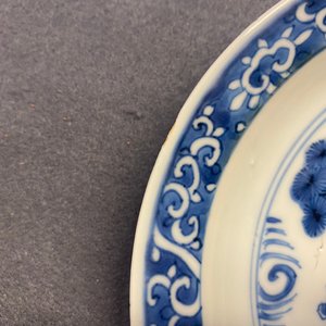 Une assiette en porcelaine de Chine en bleu et blanc au caractère 'Shou' entouré des 'Trois amis de l'hiver', Tianqi/Chongzhen — photo 5