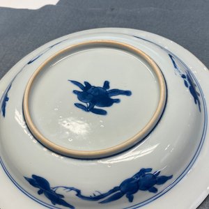 Une assiette en porcelaine de Chine en bleu et blanc de style 'Master of the Rocks', Kangxi — photo 11