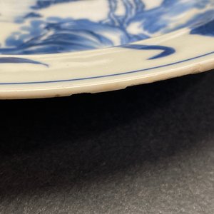 Une assiette en porcelaine de Chine en bleu et blanc de style 'Master of the Rocks', Kangxi — photo 6