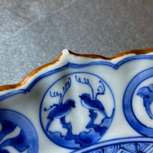 Une assiette en porcelaine de Chine en bleu et blanc de type ko-sometsuke pour le marché japonais, Chongzhen — photo 4