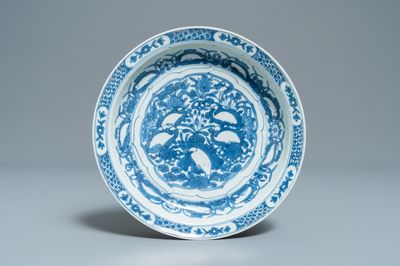 Une assiette en porcelaine de Chine en bleu et blanc de type kraak à décor d'aigrettes, Wanli