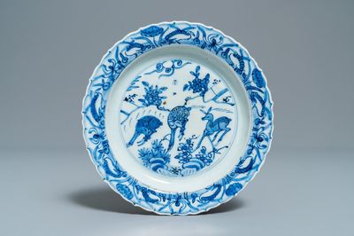 Une assiette en porcelaine de Chine en bleu et blanc de type kraak à décor de cerfs, Wanli
