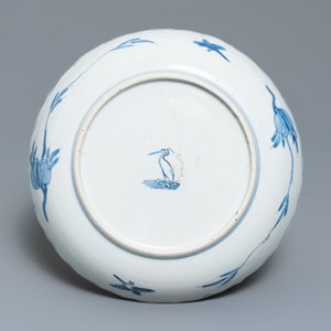 Une assiette en porcelaine de Chine en bleu et blanc de type kraak, marque d'une aigrette, Wanli — photo 2