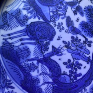 Une assiette en porcelaine de Chine en bleu et blanc de type kraak, marque d'une aigrette, Wanli — photo 5