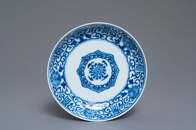 Une assiette en porcelaine de Chine en bleu et blanc, marque et époque de Yongzheng