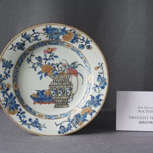 Une assiette en porcelaine de Chine en famille rose et grisaille à décor d'un vase fleuri et de fruits, Yongzheng — photo 3