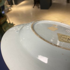 Une assiette en porcelaine de Chine famille rose à bordure en imitation d'argent, Yongzheng — photo 10