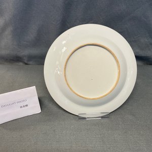 Une assiette en porcelaine de Chine famille rose à décor bianco sopra bianco, Qianlong — photo 4