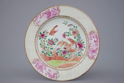Une assiette en porcelaine de Chine famille rose à décor bianco sopra bianco, Qianlong, 18ème