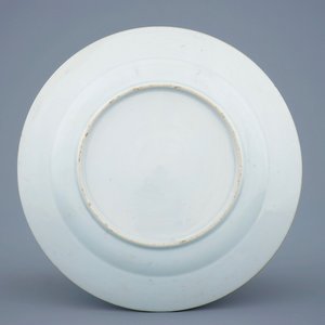 Une assiette en porcelaine de Chine famille rose à décor bianco sopra bianco, Yongzheng/Qianlong — photo 2