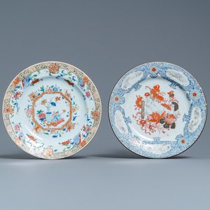 Une assiette en porcelaine de Chine famille rose à décor d'antiquités et une à décor d'une peinture à rouleau, Yongzheng — photo 1