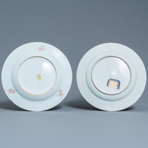 Une assiette en porcelaine de Chine famille rose à décor d'antiquités et une à décor d'une peinture à rouleau, Yongzheng — photo 2