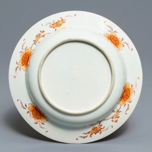 Une assiette en porcelaine de Chine famille rose à décor d'antiquités, Yongzheng — photo 2
