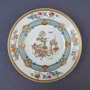 Une assiette en porcelaine de Chine famille rose à décor d'antiquités, Yongzheng — photo 3