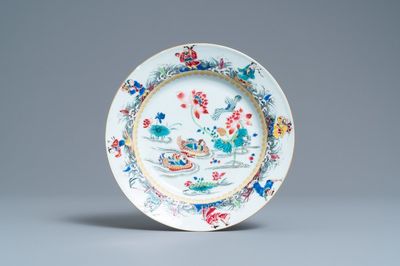 Une assiette en porcelaine de Chine famille rose à décor de canards et d'immortels, Yongzheng