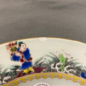 Une assiette en porcelaine de Chine famille rose à décor de canards et d'immortels, Yongzheng — photo 5