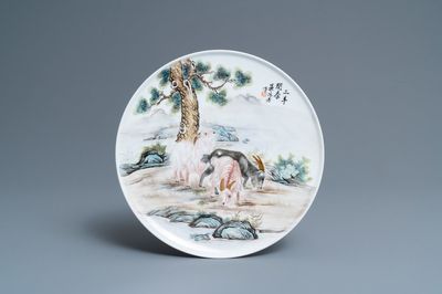 Une assiette en porcelaine de Chine famille rose à décor de chèvres, République