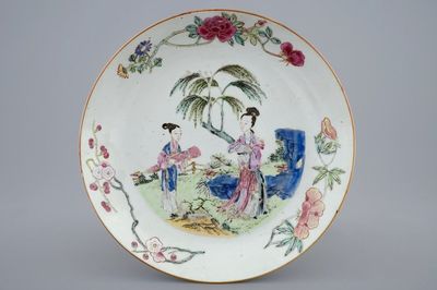 Une assiette en porcelaine de Chine famille rose à décor de dames dans un jardin, Yongzheng, 1723-1735