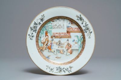 Une assiette en porcelaine de Chine famille rose à décor de femmes dans un jardin, Yongzheng