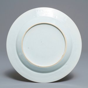 Une assiette en porcelaine de Chine famille rose à décor de femmes dans un jardin, Yongzheng — photo 2