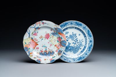 Une assiette en porcelaine de Chine famille rose à décor de feuilles de tabac et une à décor de lapins en bleu et blanc, Qianlong