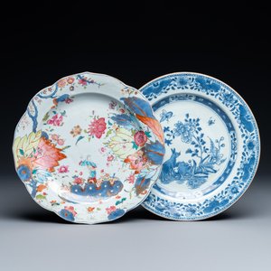 Une assiette en porcelaine de Chine famille rose à décor de feuilles de tabac et une à décor de lapins en bleu et blanc, Qianlong — photo 1