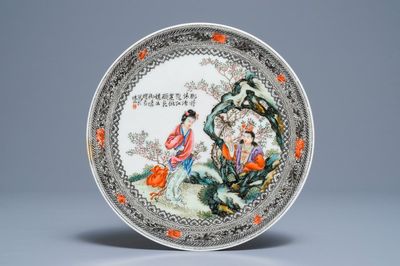 Une assiette en porcelaine de Chine famille rose à décor de figures dans un jardin, République, 20ème