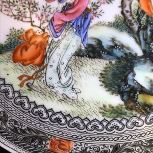 Une assiette en porcelaine de Chine famille rose à décor de figures dans un jardin, République, 20ème — photo 11