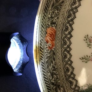 Une assiette en porcelaine de Chine famille rose à décor de figures dans un jardin, République, 20ème — photo 4