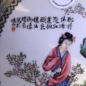 Une assiette en porcelaine de Chine famille rose à décor de figures dans un jardin, République, 20ème — photo 10